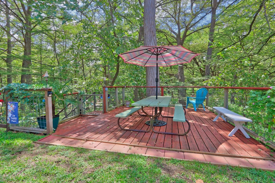 Private deck overlook the water with a picnic table