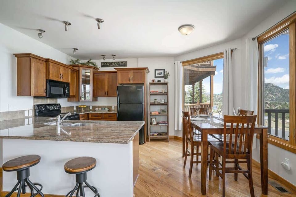 Full kitchen with seating for 6 total