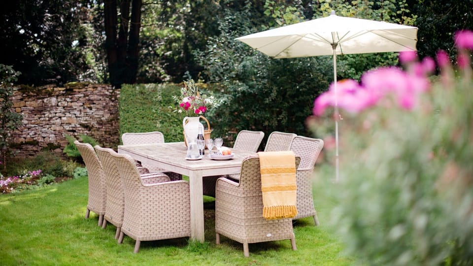 Outside Dining, Temple Guiting Cottage, Bolthole Retreats