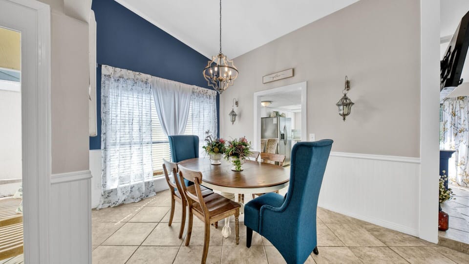 Beautiful dinning room 