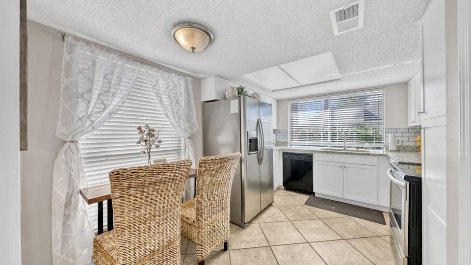 Kitchen with breakfast nook 