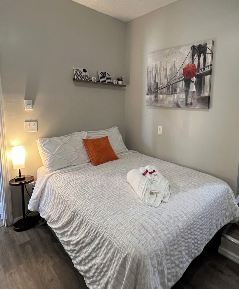 Bedroom 2- Full size bed
