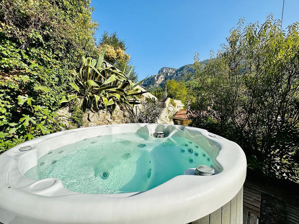 Private Hot Tube - Cottage Mimosa