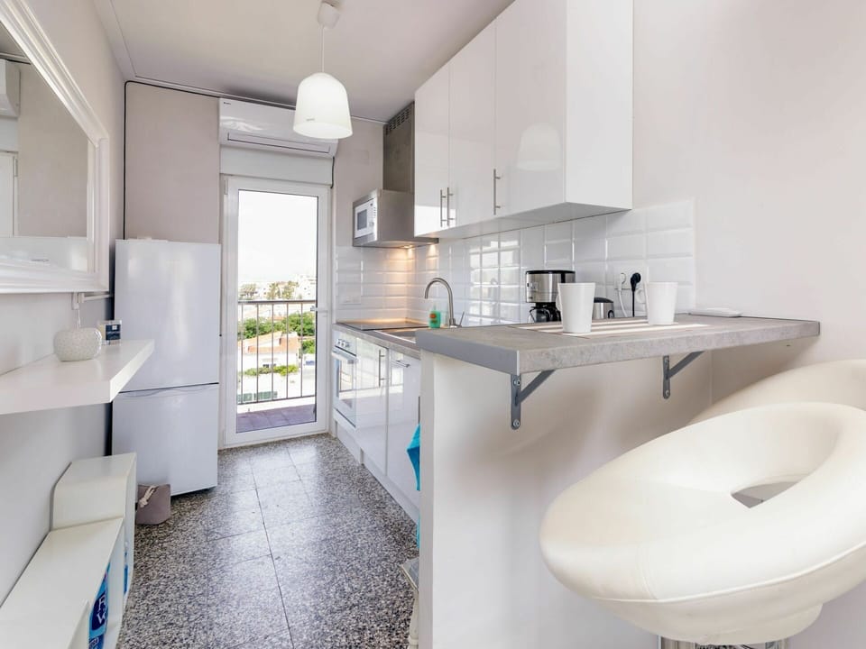 Tap, Property, Cabinetry, Sink, Countertop, Plumbing Fixture, House, Building, Interior Design, Flooring