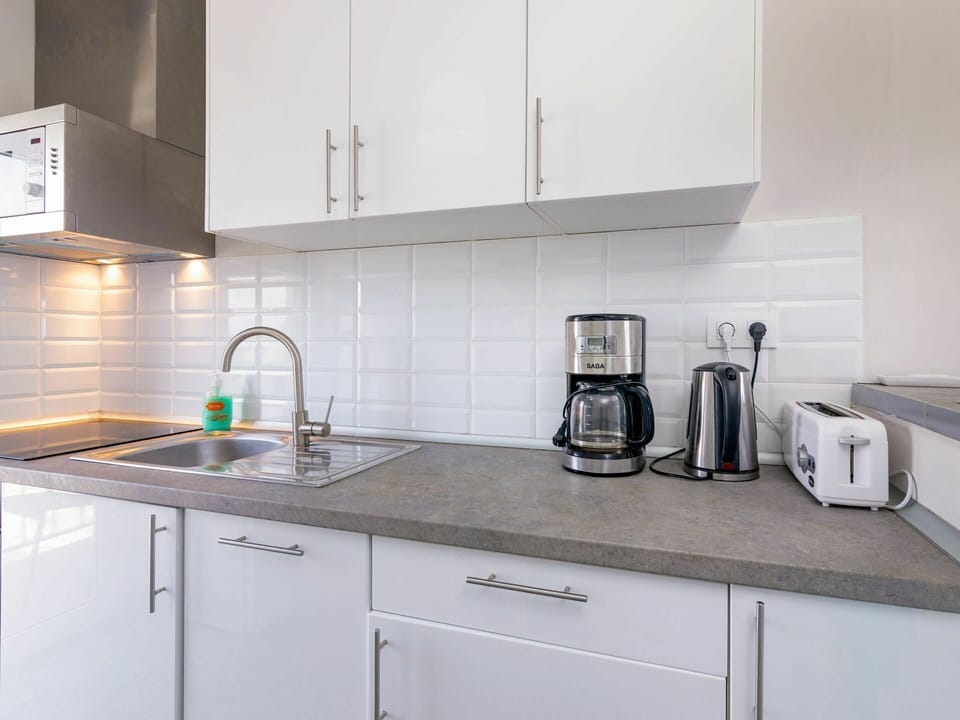 Kitchen Sink, Sink, Property, Tap, Countertop, Cabinetry, Kitchen, Plumbing Fixture, Kitchen Stove, Lighting