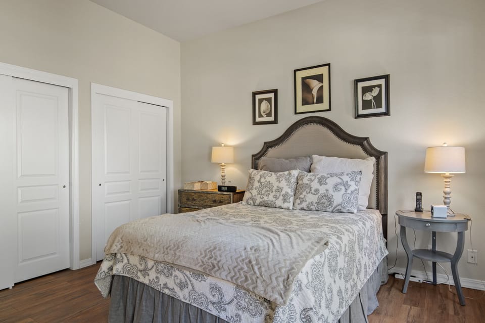 3rd guest bedroom, split on its own wing with the full bathroom