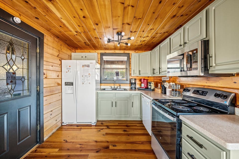 Fully stocked kitchen with everything you need for family meals and pancake mornings. Simple, functional, and ready for you.