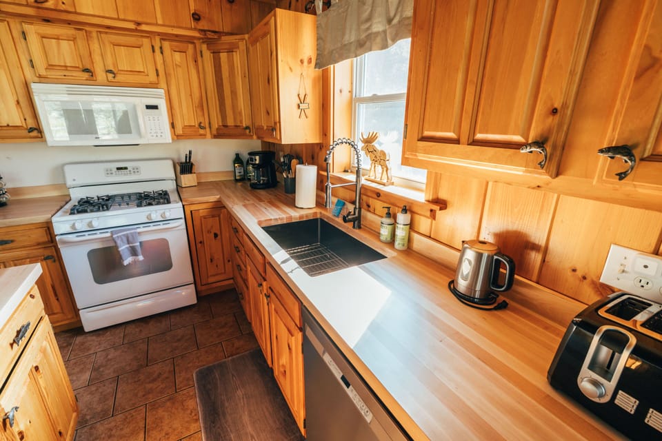 Fully stocked kitchen with newly renovated countertops. 23001