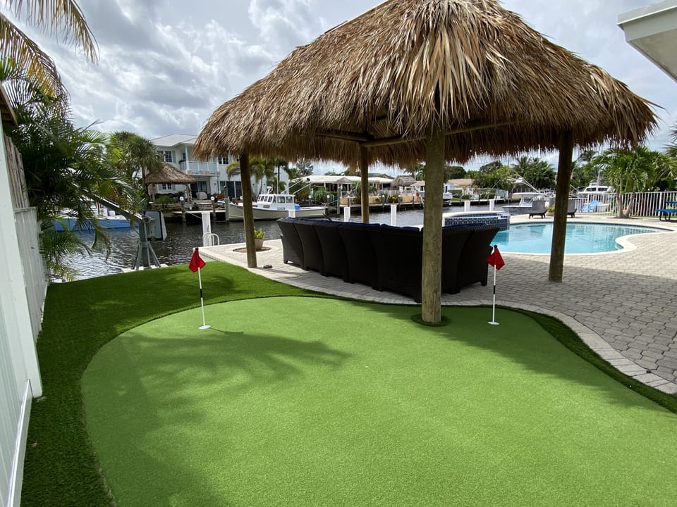 Outdoor putting green