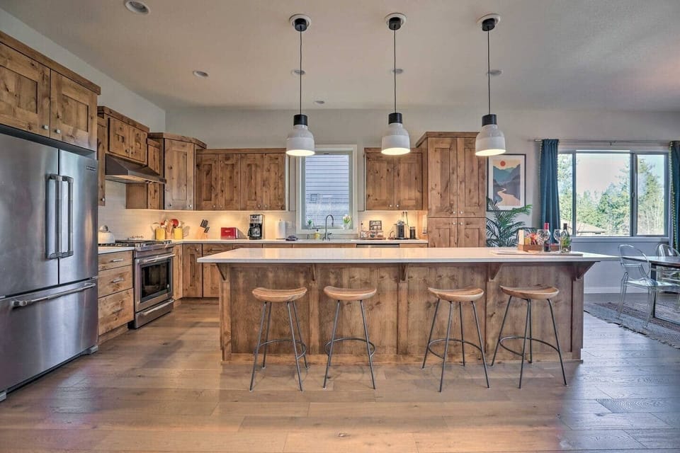 Spacious chefs kitchen - FULLY stocked