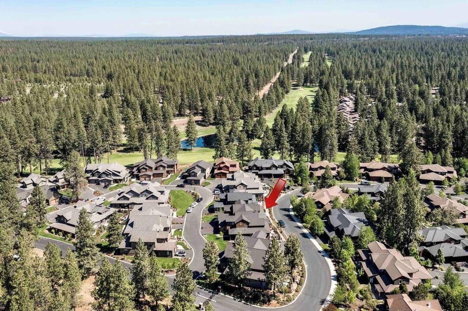 Located in a quiet neighborhood. Widgi Golf course next to our community 