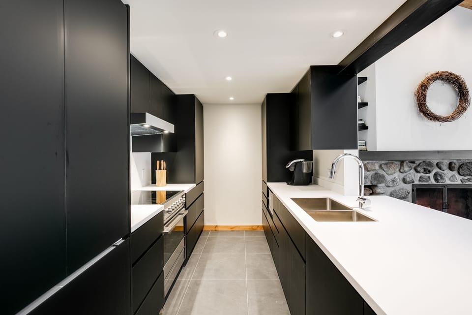 Fully equipped kitchen with high-end Fishe Paykel and Bosh appliances.