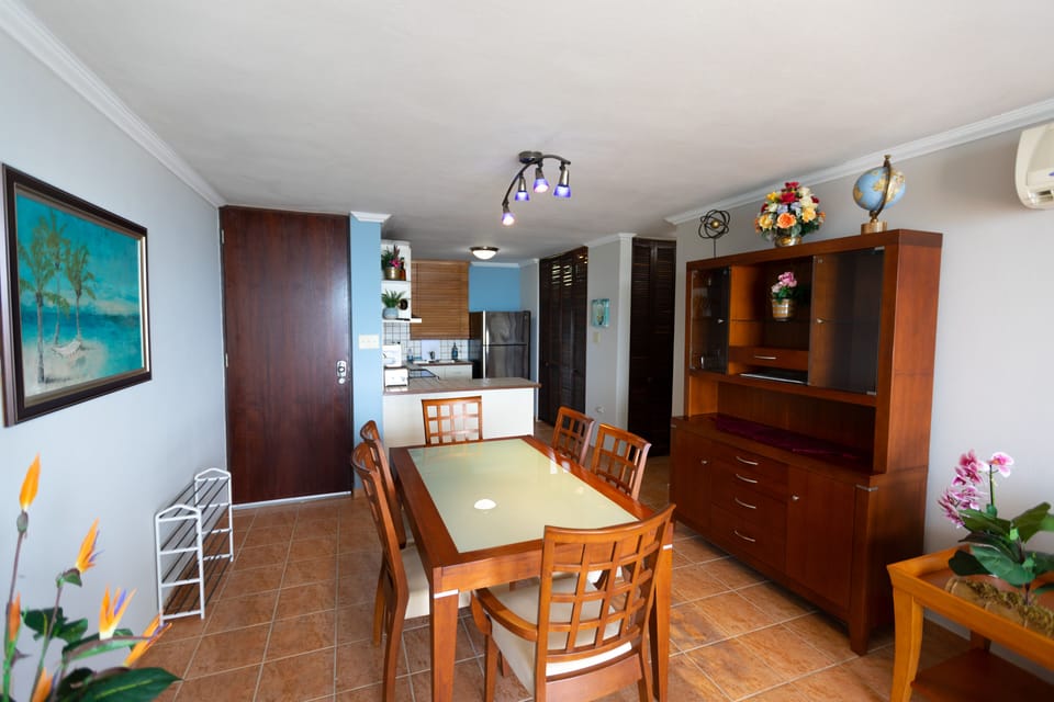 Open-concept living room, dining room, and kitchen with A/C