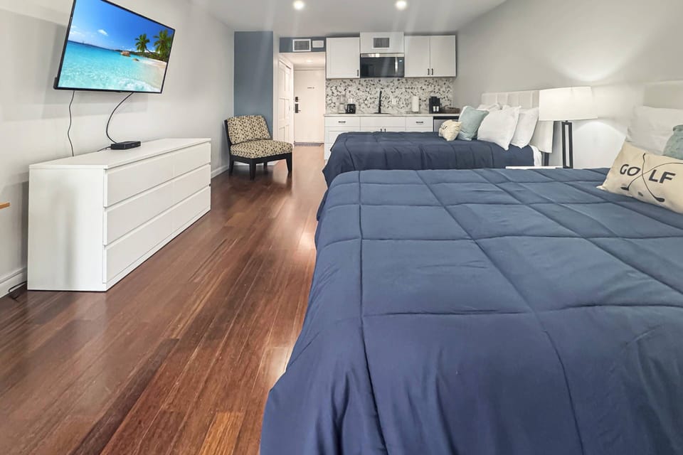 Studio living with 2 Queen beds, TV & kitchenette area!