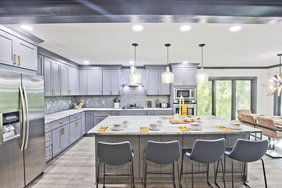 Kitchen, counter seating for 4