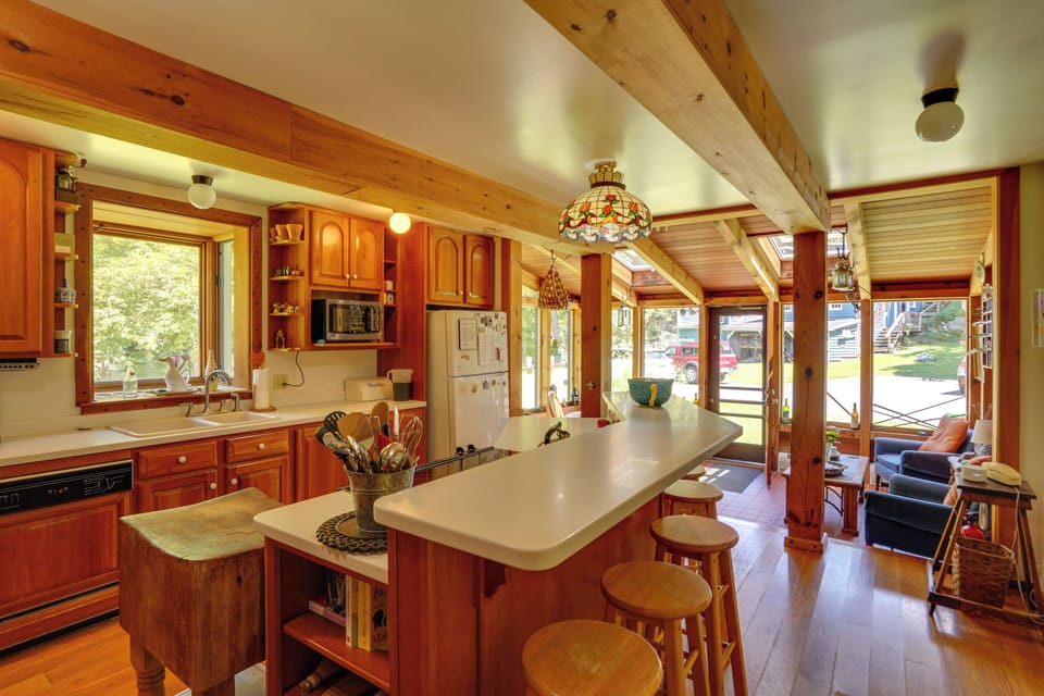 Fully Equipped Kitchen | Toaster Oven | Wood-Burning Brick Oven