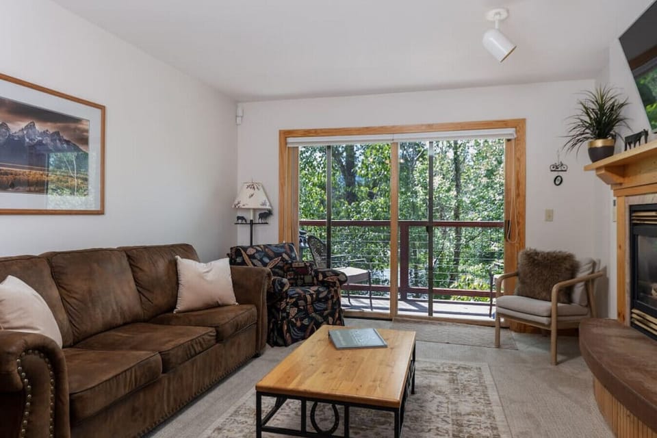 Living Room featuring Queen sleeper sofa