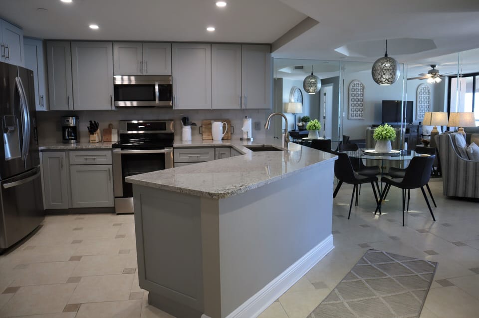 Gorgeous beachfront kitchen with all the necessities to cook you - Gorgeous beachfront kitchen with all the necessities to cook your favorite meals and snacks.