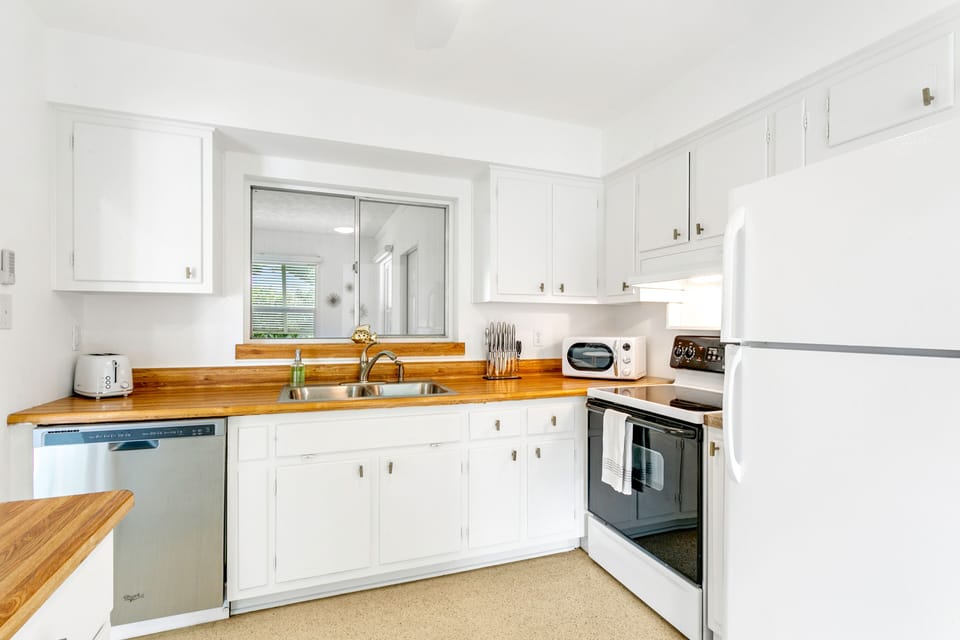 Kitchen is equipt for booking meals. Microwave, hot water kettle, toaster, knive