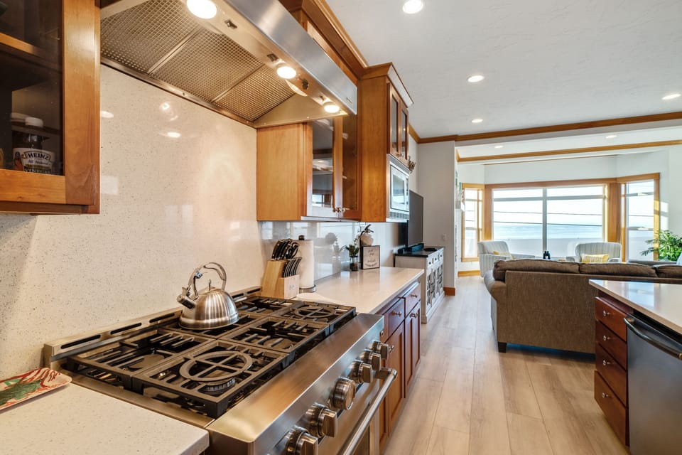 Six burner gas stove in the fully-equipped kitchen