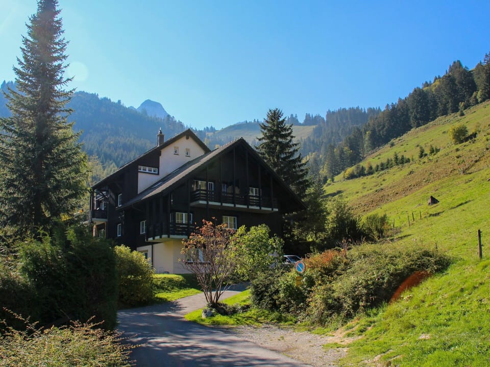 Sky, Plant, Mountain, Window, Building, Tree, Natural Landscape, Larch, House, Land Lot