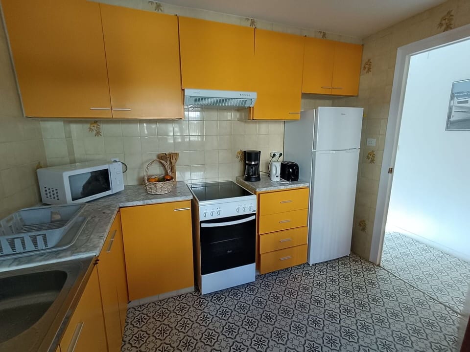 Cabinetry, Property, Countertop, Kitchen Sink, Sink, Kitchen Stove, Kitchen, Kitchen Appliance, Interior Design, Floor