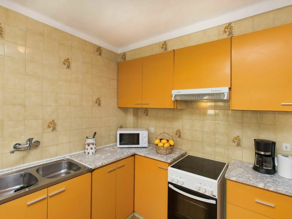Cabinetry, Countertop, Kitchen Sink, Sink, Property, Tap, Kitchen Appliance, Kitchen Stove, Kitchen, Home Appliance