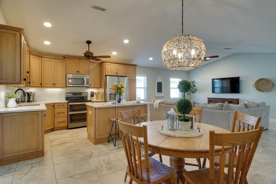Dining Area | Dishware Provided