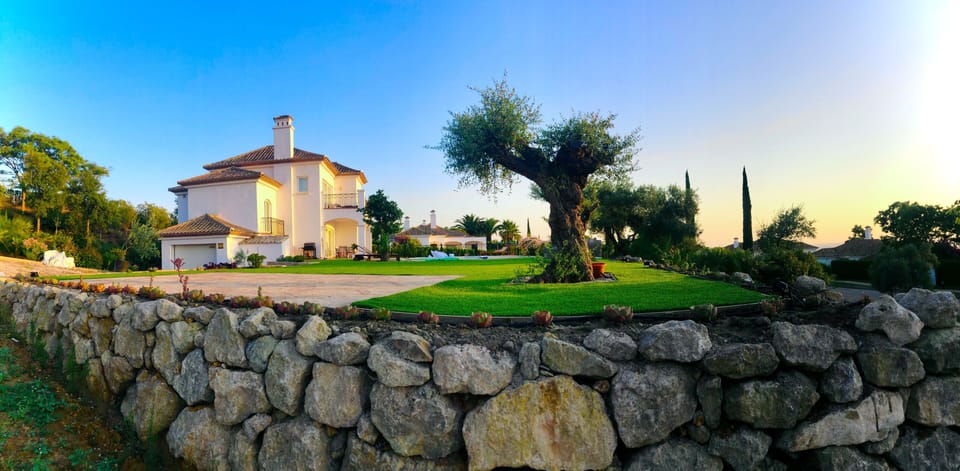 Amazing views and spacious garden with private swimming pool 