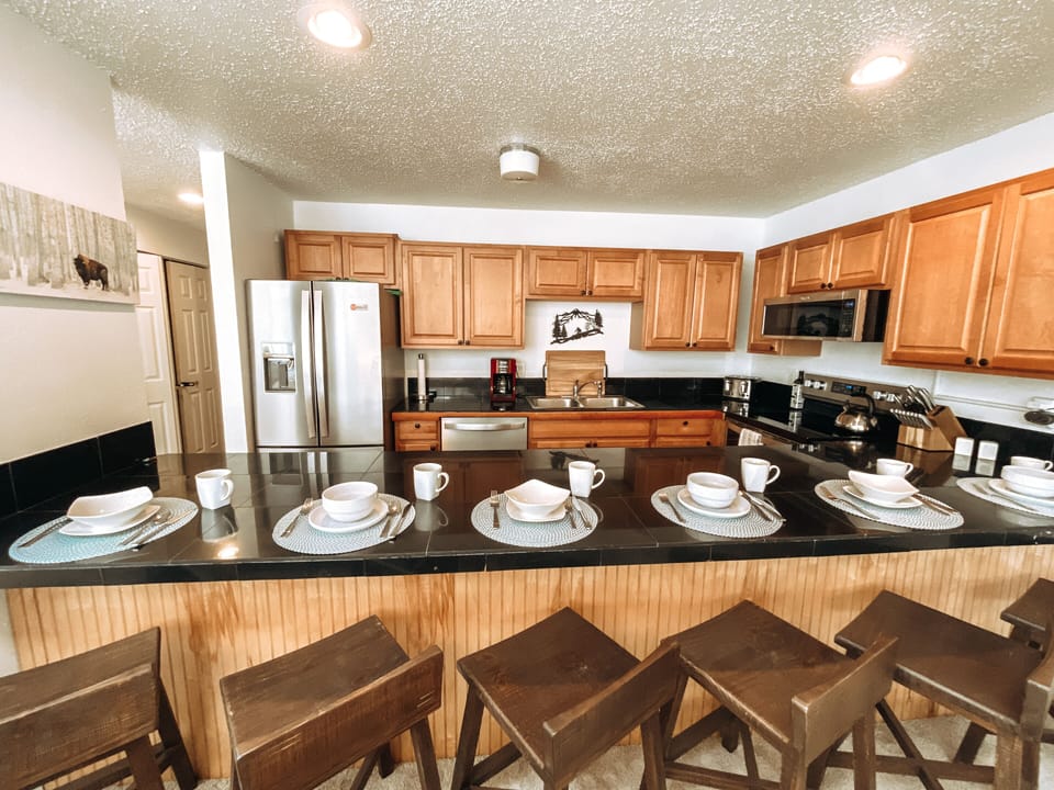 Breakfast bar- seats 6! 