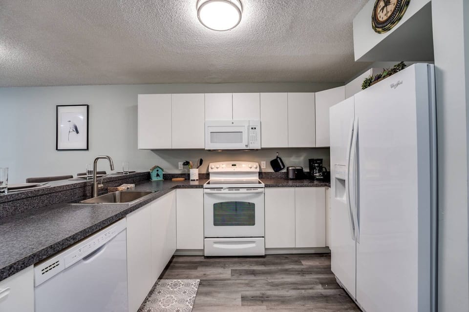 Microwave, Stove/Oven, Side by Side Fridge/Freezer - coffee maker