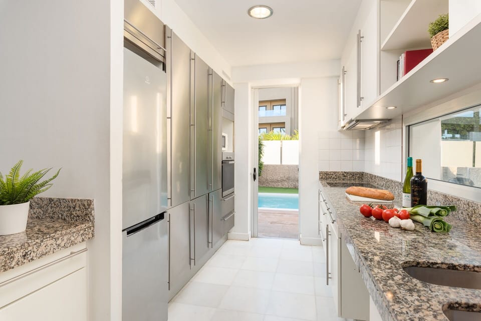 Fully equipped American style kitchen / Middle floor