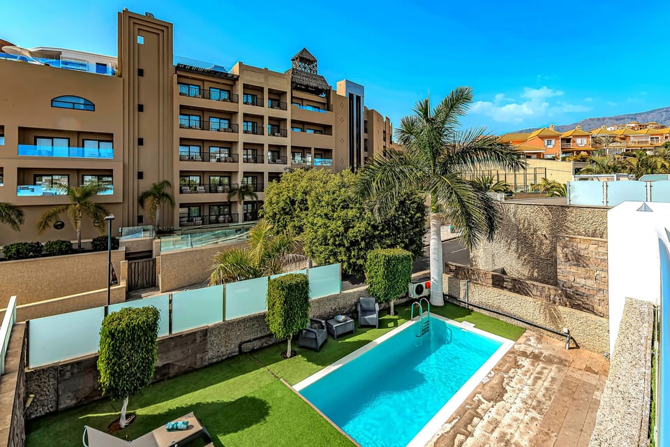 The pool/terrace area with a private heated pool for free at 28º 