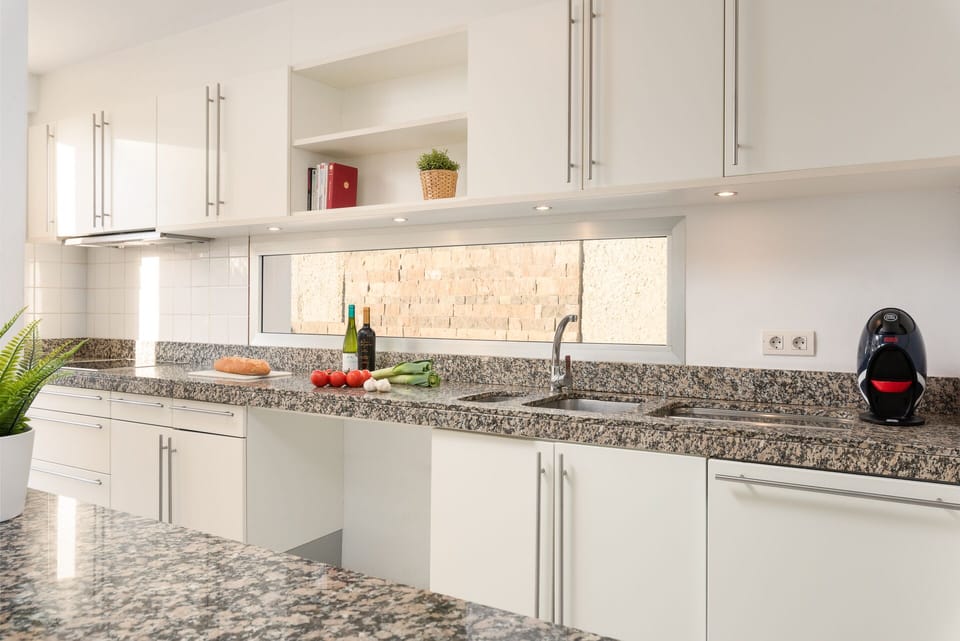 Fully equipped American style kitchen / Middle floor