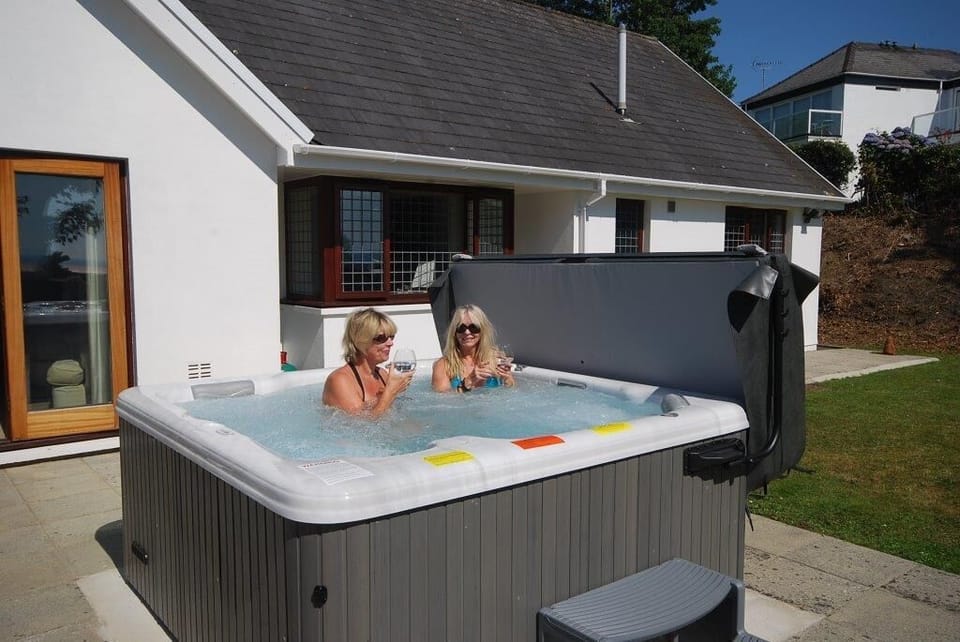 hot tub, sea views, luxury cottage, Log Burner