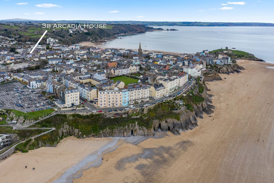 Lovely Apartment, Close to Beaches, Harbour and Town Centre
