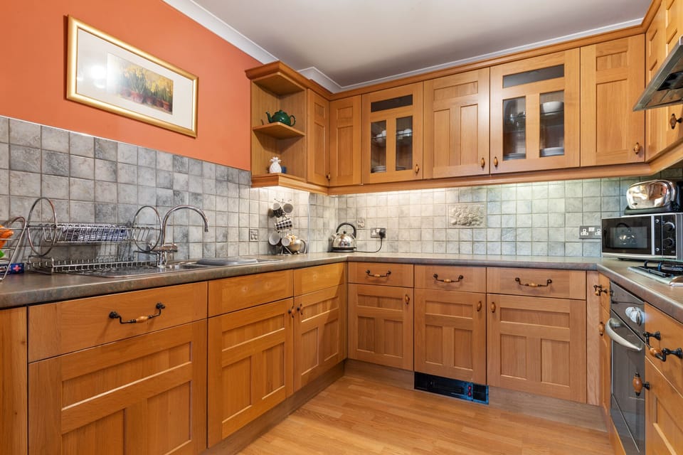 Lovely Apartment, Close to Beaches, Harbour and Town Centre
