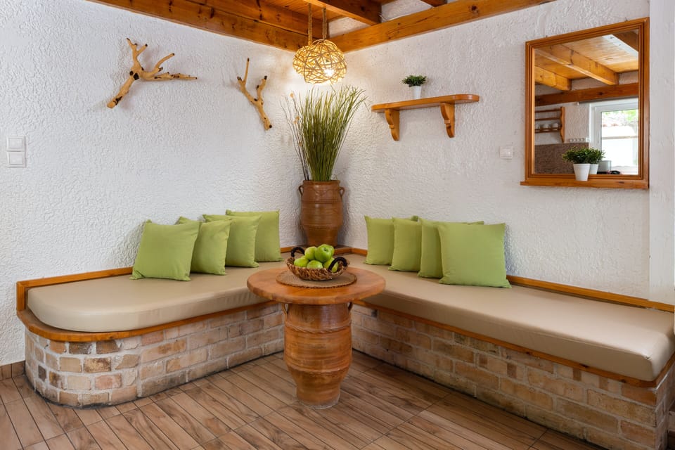 sitting area,living room