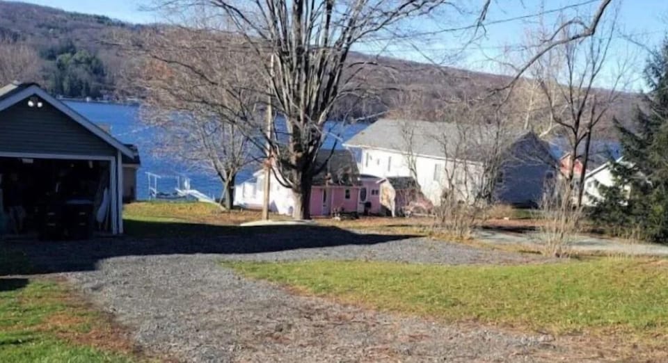 Plenty of parking in U-shaped driveway