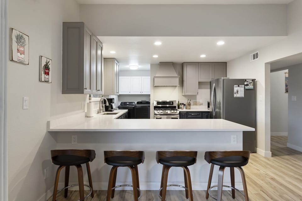 Large breakfast bar with quartz countertop - Seating for 4