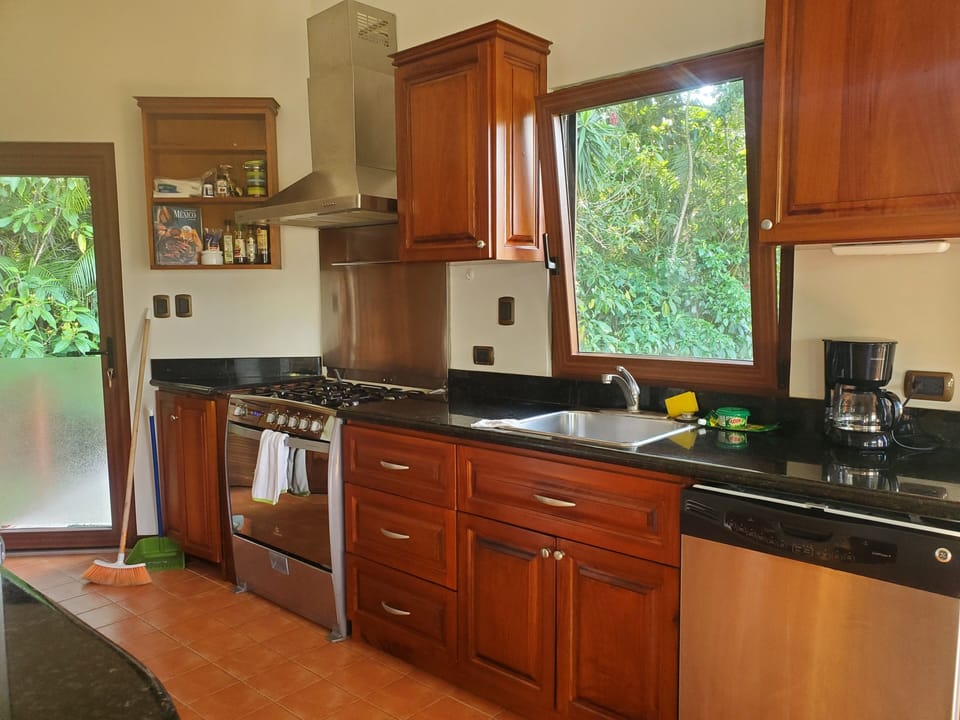 Modern kitchen w/ dishwasher, gas stove