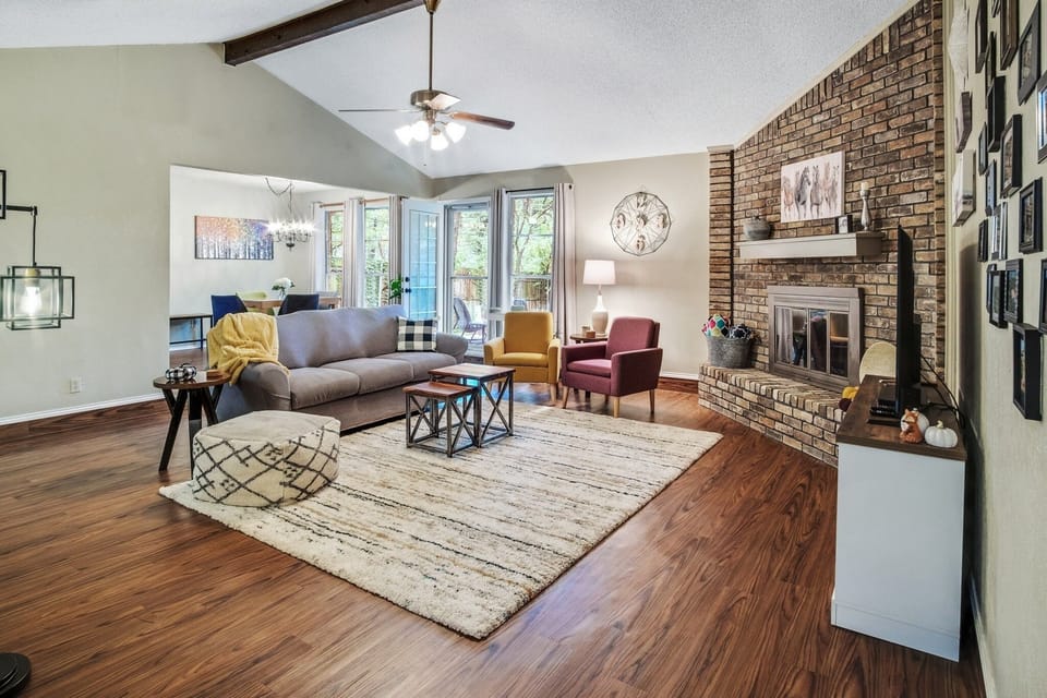 Flooring, Hardwood, Floor, Rug, Furniture