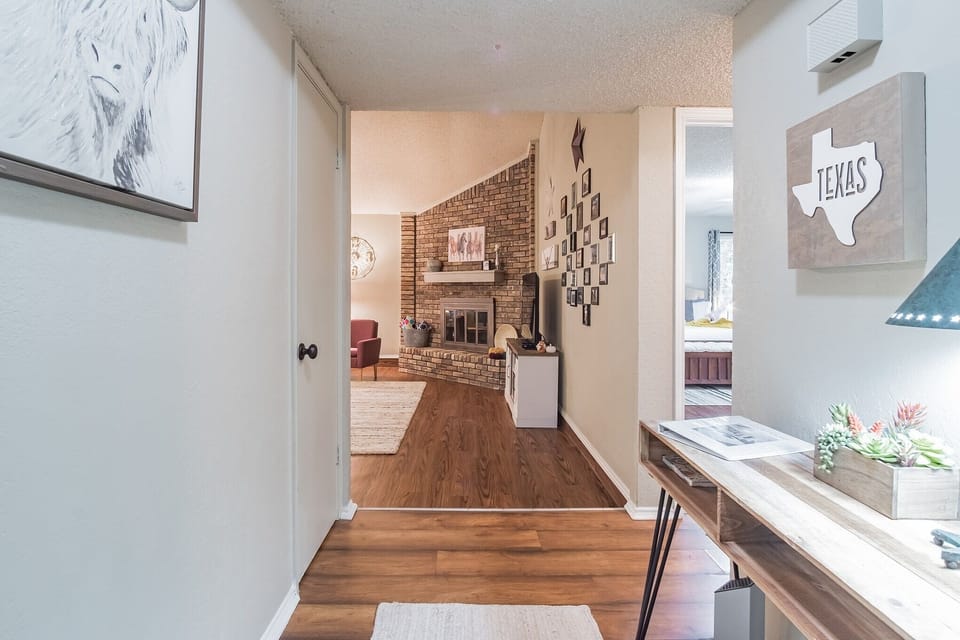 Flooring, Floor, Hardwood, Indoors, Shelf