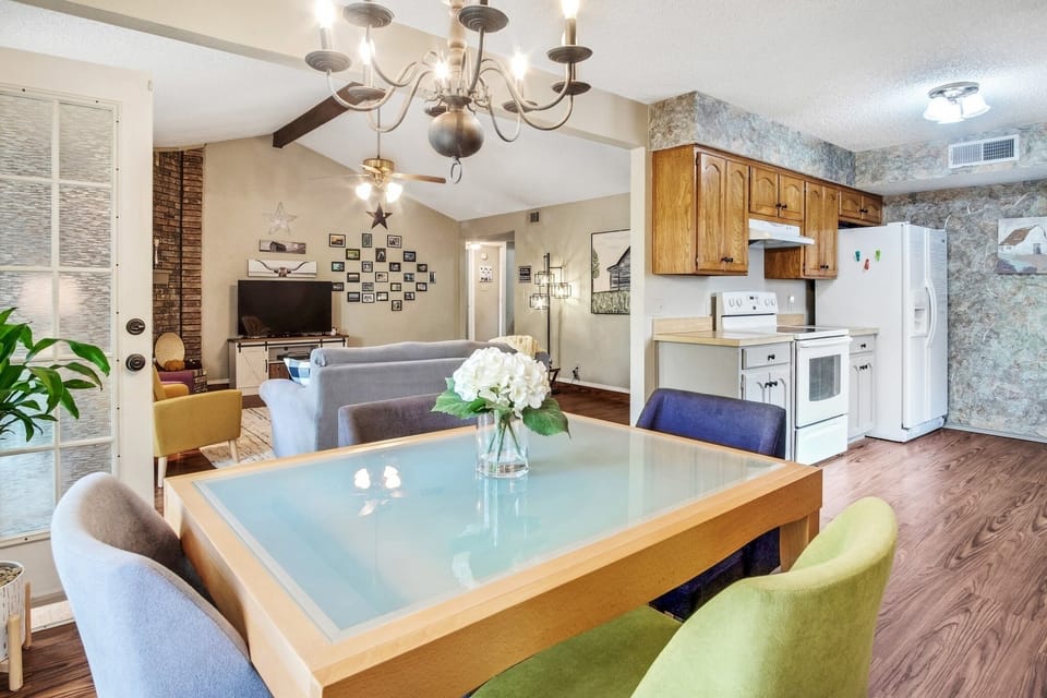 Indoors, Room, Living Room, Furniture, Flooring