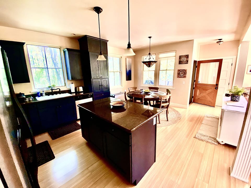 The dining area seats 6.