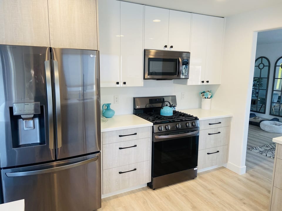 Kitchen with gorgeous brand new LG appliances ! 