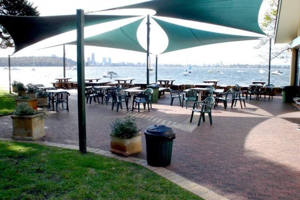 Cafes and Restaurants close by
