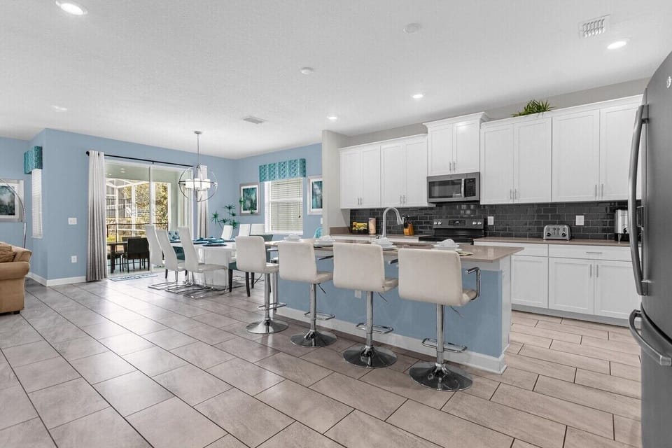Overview of kitchen and bar area