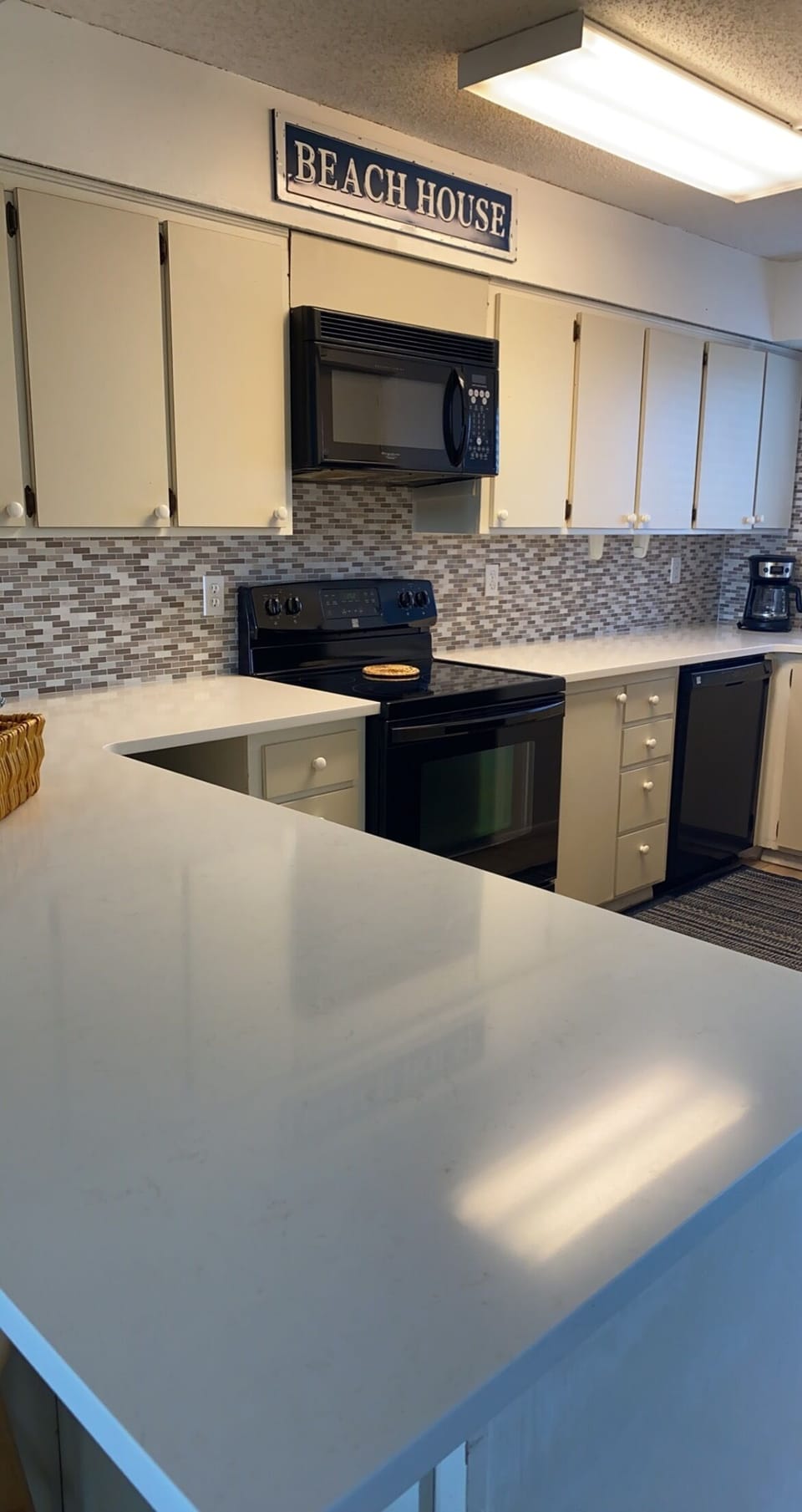 Fully stocked kitchen - new quartz countertop in 2021