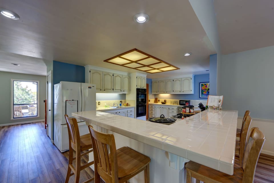 Kitchen Counter with Seating for 5